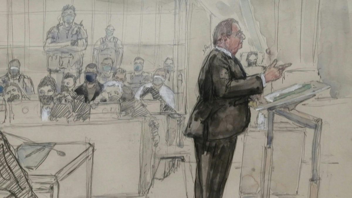 رسم تخطيطي لقاعة المحكمة يظهر الرئيس الفرنسي السابق فرانسوا هولاند وهو يدلي بشهادته خلال محاكمة هجمات باريس في 13 نوفمبر 2015.