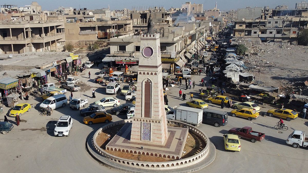 منظر جوي لساحة برج الساعة في مدينة الرقة شمال سوريا. 