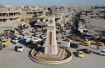 منظر جوي لساحة برج الساعة في مدينة الرقة شمال سوريا.