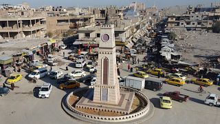 منظر جوي لساحة برج الساعة في مدينة الرقة شمال سوريا.