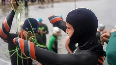 چالش شناگر فرانسوی با وجود قطع چهار عضو در مرتفع‌ترین دریاچه جهان