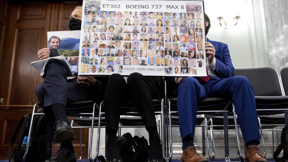 Familiares de víctimas sujetan un cartel con las imágenes de los fallecidos en el Boeing 737 Max 8