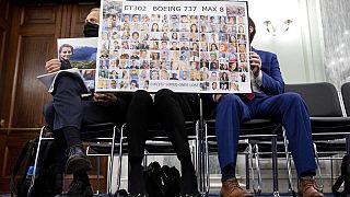 Familiares de víctimas sujetan un cartel con las imágenes de los fallecidos en el Boeing 737 Max 8