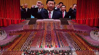 الرئيس الصيني شي جينبينغ يقود كبار المسؤولين الشيوعيين الآخرين في الحزب خلال حفل قبل الذكرى المئوية لتأسيس الحزب الشيوعي الصيني في بكين.
