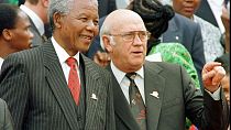 Der südafrikanische Präsident Nelson Mandela, links, und der stellvertretende Präsident F.W. de Klerk nach der Verabschiedung der neuen Verfassung Südafrikas am 8. Mai 1996.