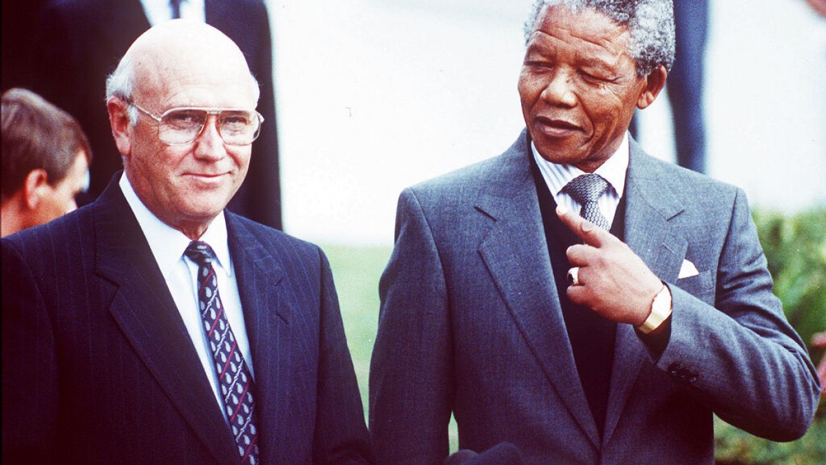 Eski Cumhurbaşkanı Willem de Klerk, Nelson Mandela ile birlikte (Arşiv)