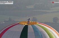 ثبت رکورد با ایستادن روی بالن در ارتفاع ۴ هزار متر