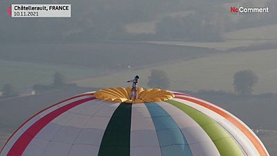 Il se met debout sur une montgolfière à plus de 4 000 mètres d'altitude