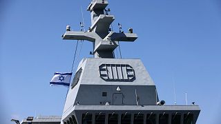 متن سفينة حربية إسرائيلية من طراز سار 6 في مدينة حيفا الشمالية.