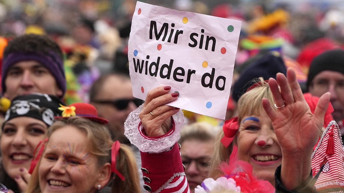 Malgré la recrudescence du covid, les fêtards célèbrent le début du carnaval de Cologne