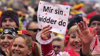 Malgré la recrudescence du covid, les fêtards célèbrent le début du carnaval de Cologne