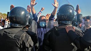 عناصر من قوات الأمن يواجهون المتظاهرين التونسيين المناهضين للحكومة خلال إضراب عام في بلدة عقارب بمنطقة صفاقس، في  في 10 نوفمبر 2021