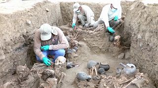 عملناءء آثار يعثرون على مقبرة جماعية في موقع تشان تشان بالبيرو
