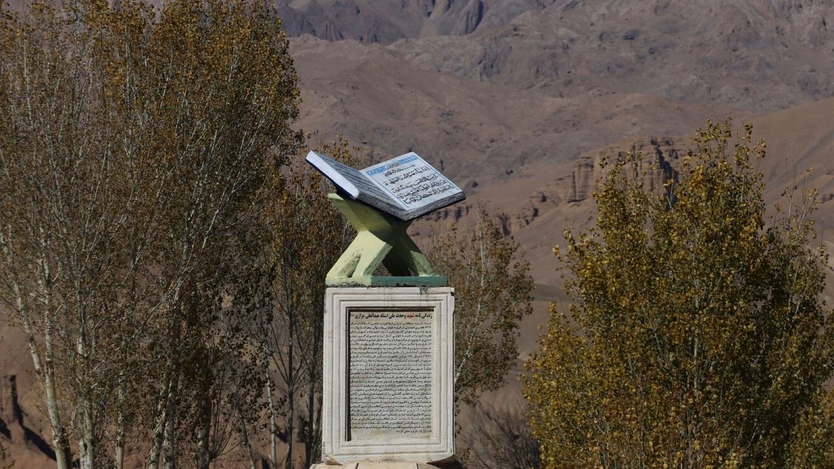 طالبان مجسمه عبدالعلی مزاری را در بامیان پایین آورد