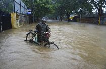 Житель города Ченнаи во время наводнения 11 ноября 2021