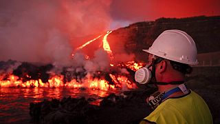 Un operario contempla una colada del volcán de Cumbre Vieja el pasado 11 de noviembre