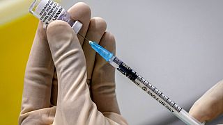 Un vaccin BioNTech contre le Covid-19 est préparé dans un centre de vaccination à Francfort, Allemagne, 11 novembre 2021