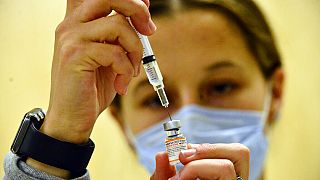 Los países de Europa más afectados por la COVID-19 animan a su población a vacunarse