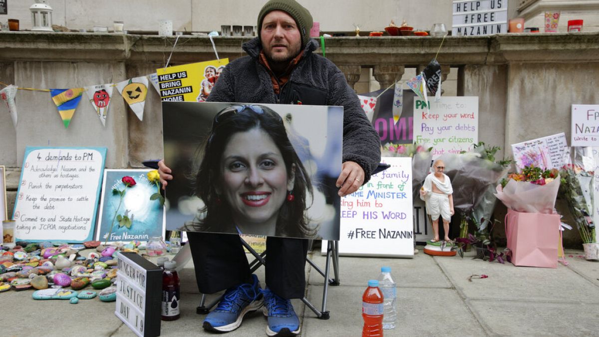 Richard Ratcliffe, époux de Nazanin Zaghari-Ratcliffe, brandit une photo de sa femme alors qu'il poursuit sa grève de la faim à Londres, 11 novembre 2021