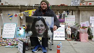 Richard Ratcliffe, époux de Nazanin Zaghari-Ratcliffe, brandit une photo de sa femme alors qu'il poursuit sa grève de la faim à Londres, 11 novembre 2021