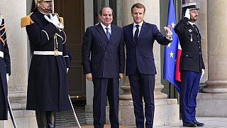 Ο Γάλλος πρόεδρος Εμανουέλ Μακρόν υποδέχεται τον Αιγύπτιο πρόεδρο αλ Σίσι στο Παρίσι για τη Διάσκεψη για τη Λιβύη