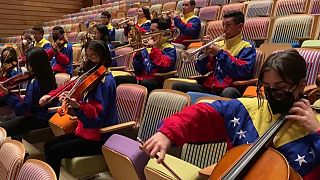 Integrantes del Sistema de Orquestas Infantiles y Juveniles de Venezuela ensayando.