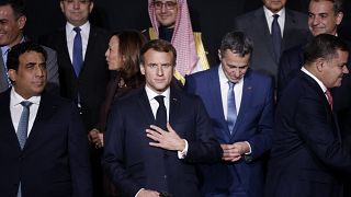 الرئيس الفرنسي إيمانويل ماكرون وإلى يمينه رئيس المجلس الرئاسي الليبي محمد يونس المنفي