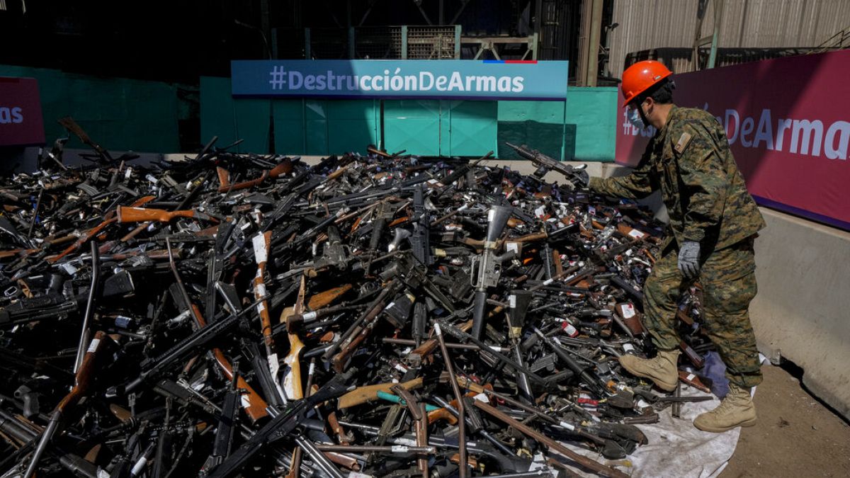 Armas incautadas o entregadas voluntariamente antes de ser destruidas en una fundición de Santiago de Chile (Chile).