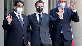 Fransa Cumhurbaşkanı Emmanuel Macron, Libya'nın geçici liderleri Mohamed el-Menfi (solda) ve Musa al-Koni (sağda) (23 Mart 2021)