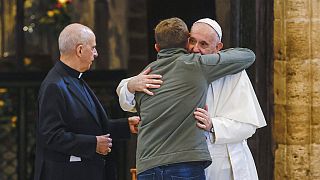 Papa Francesco abbraccia un partecipante, all'interno della Basilica di Santa Maria degli Angeli, Assisi