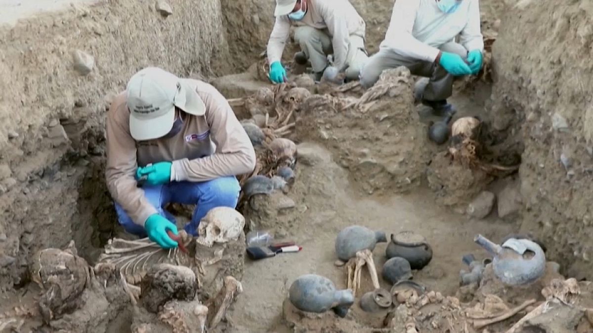 Hallan los restos de 25 personas de la época precolombina en la ciudadela peruana de Chan Chan