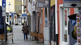 Una mujer camina por las calles vacías en Baviera. 