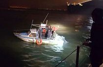 مهاجران با قایق‌های کوچک خود را از مسیر کانال مانش به خاک بریتانیا می‌رسانند