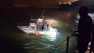 مهاجران با قایق‌های کوچک خود را از مسیر کانال مانش به خاک بریتانیا می‌رسانند