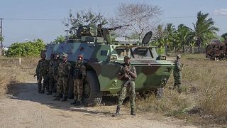جنود موزمبيق يقفون بجانب عربة مدرعة في مطار موسيمبوا دا برايا، مقاطعة كابو ديلغادو. الاثنين 9 آب/أغسطس 2021.