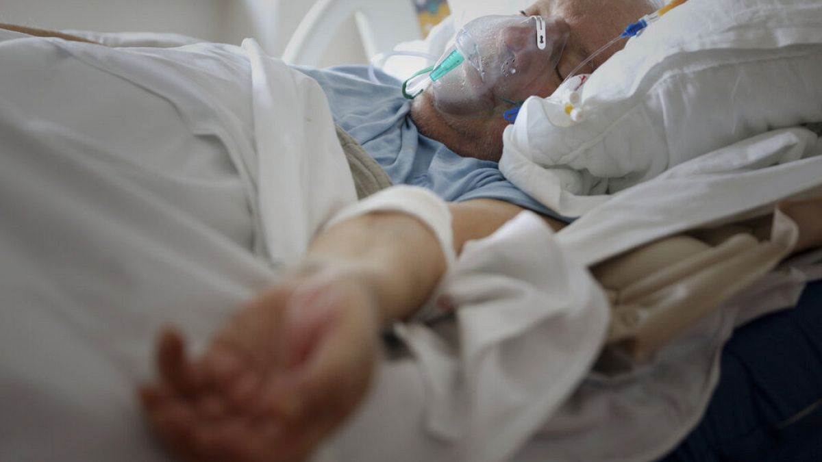 Un paciente respira a través de una máscara de oxígeno en la sección COVID-19 del hospital del Centro Clínico Universitario en Banja Luka, Bosnia.
