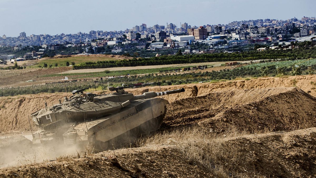 دبابة إسرائيلية بالقرب من قطاع غزة 