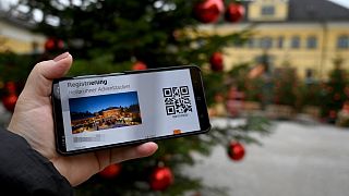 Personne vaccinée montrant un QR code permettant d’accéder à un marché de Noël organisé à Salzbourg, le 12 novembre 2021