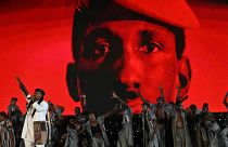 Ouagadougou (Burkina), ottobre 2021: il cantante senegalese Dier Awadi si esibisce sotto uno il ritratto di Thomas Sankara al 27° Pan African Film and Television Festival