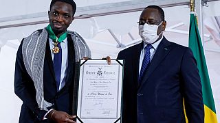 Sénégal : le prix Goncourt Mohamed Mbougar Sarr décoré par Macky Sall