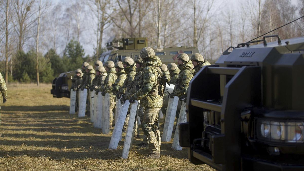 جنود أوكرانيون على الحدود مع بيلاروسيا 