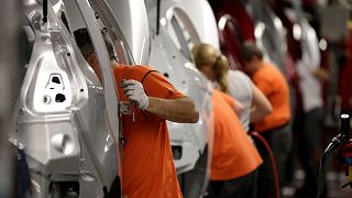 Almanya'da bir otomobil fabrikasında çalışan işçiler