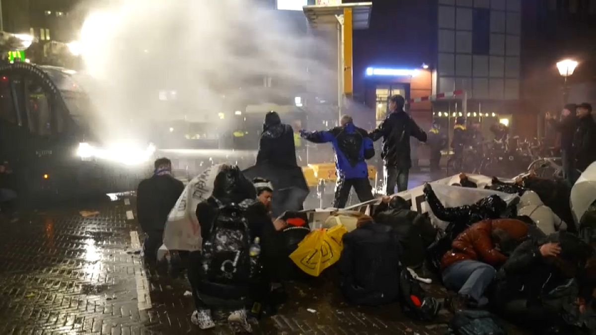 Die Polizei in Den Haag setzte Wasserwerfer gegen Randalierende ein
