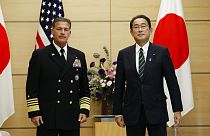 الأدميرال جون أكويلينو، قائد قيادة الولايات المتحدة في المحيطين الهندي والهادئ، ورئيس الوزراء الياباني، فوميو كيشيدا، في طوكيو، اليابان، الخميس 11 نوفمبر2021