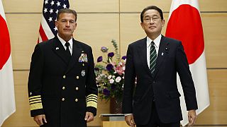 الأدميرال جون أكويلينو، قائد قيادة الولايات المتحدة في المحيطين الهندي والهادئ، ورئيس الوزراء الياباني، فوميو كيشيدا، في طوكيو، اليابان، الخميس 11 نوفمبر2021