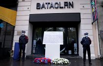 Die Gedenktafel mit den Namen der Getöteten vor der Konzerthalle Bataclan in Paris