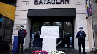 Die Gedenktafel mit den Namen der Getöteten vor der Konzerthalle Bataclan in Paris