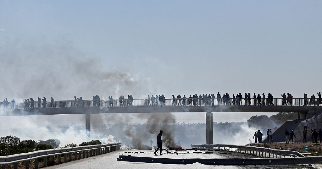 Tunisian's Agareb protests over waste crisis