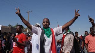 متظاهرون سودانيون مناهضون للانقلاب يلوحون بالعلم الوطني وهم يتجمعون في أحد شوارع العاصمة الخرطوم. 2021/11/13