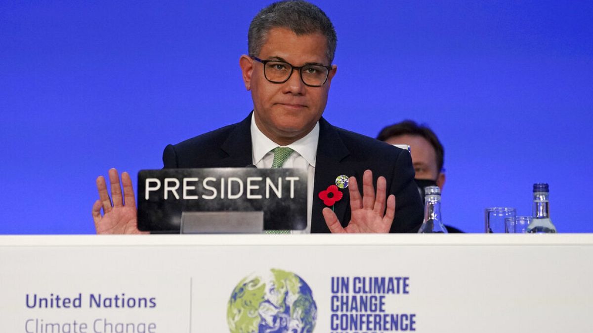 El presidente de la COP26 pide disculpas con la voz entrecortada por la emoción